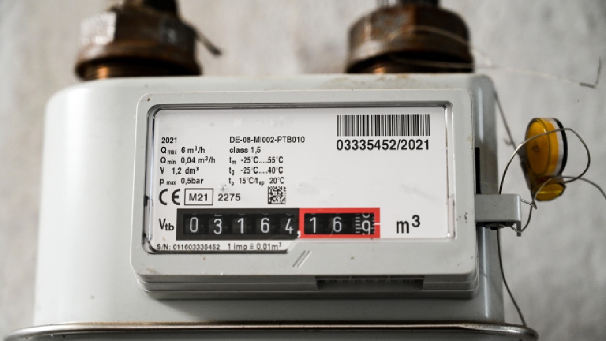 un contor de gaz gri așteaptă să fie citit