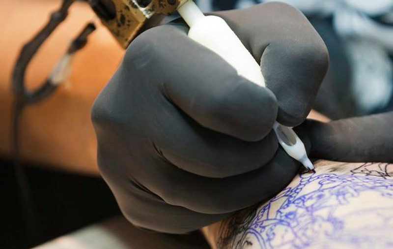 Dovadă de iubire sau pură prostie? Vedete care s-au tatuat din dragoste