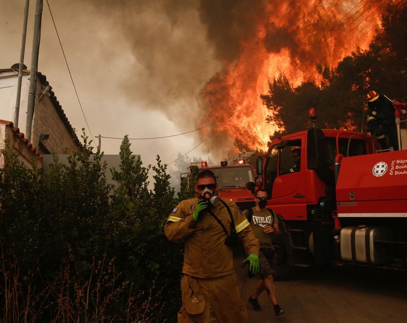 Incendiu violent lângă Atena. „Situația este îngrozitoare și vântul nu ajută”