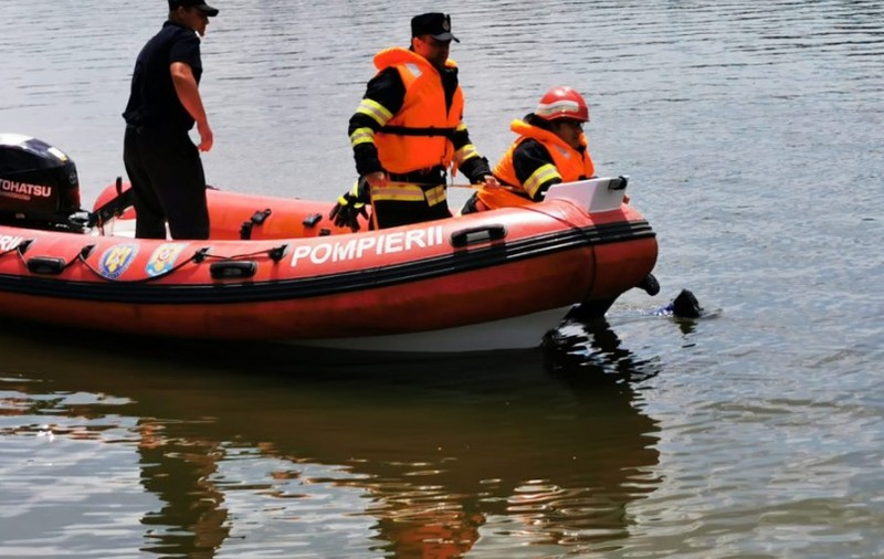 Moarte suspectă în Tulcea. Trupul unei femei, scos din lac de pompieri