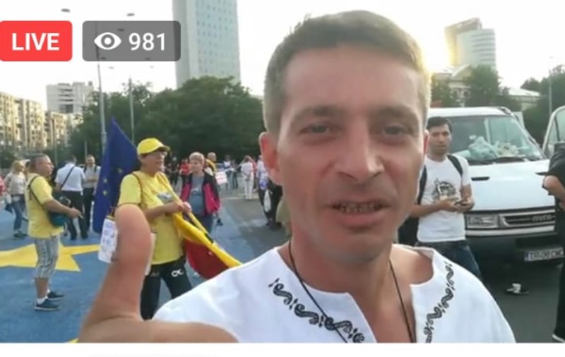 Protestatarul care a lovit un jandarm în Piaţa Victoriei a fost identificat. Agresorul a fost recunoscut de luptător