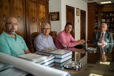 Fotografie de la întâlnirea reprezentanților comunității de români cu primarul Gabriel Amat Ayllón. În stânga, în tricou verde, Dan Boroleanu, secretar la asociaţia Rumanos Almerienses. Lângă primar, în cămașă roz, Radu Galea, pastor la Biserica Penticostală Elim din Roquetas de Mar şi secretar al Bisericii Penticostale din Spania.