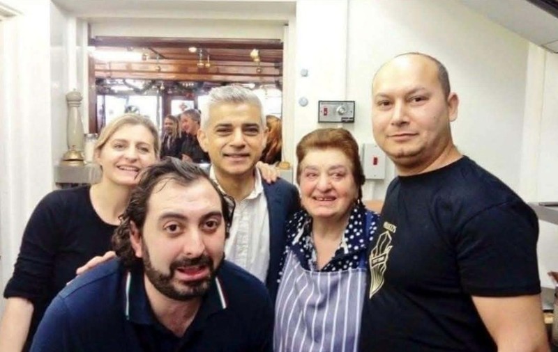 Bucătarul Cosmin Cornea și echipa sa din restaurant, toți stau în bucătărie și poartă șorțuri speciale pentru gătit