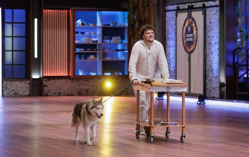 Moment neașteptat la MasterChef 2025. Câinele unui concurent va da verdictul înaintea chefilor: „Nu mai gustăm! Dacă mâncarea ta nu o mănâncă nici câinii…”