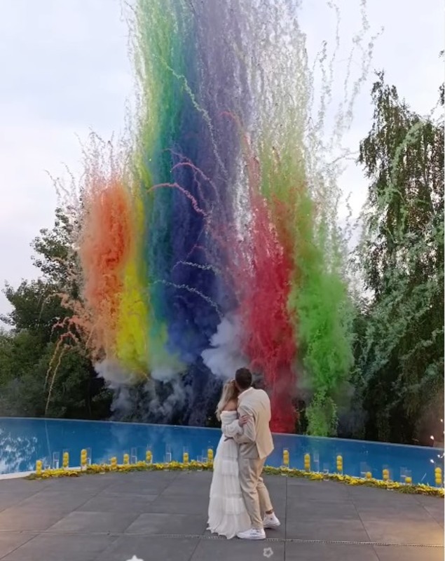 Imagini de la nunta actriței Ilona Brezoianu. S-a căsătorit religios cu Andrei într-un decor special, cu multe lămâi, lângă piscină
