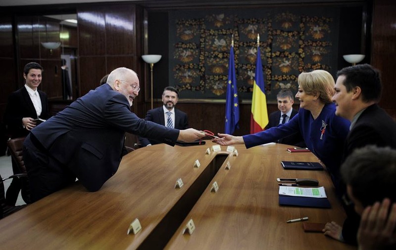 Frans Timmermans i-a oferit un mărțișor premierului Viorica Dăncilă (FOTO / VIDEO)