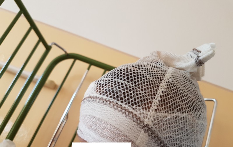Un copil de doi ani din Arad a ajuns la spital cu lovituri la cap și leziuni pe corp! Mama a renunțat la el