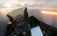 Interiorul cockpitului unui avion F-16 în timpul unui zbor, surprinzând momentul exact al lansării unei rachete