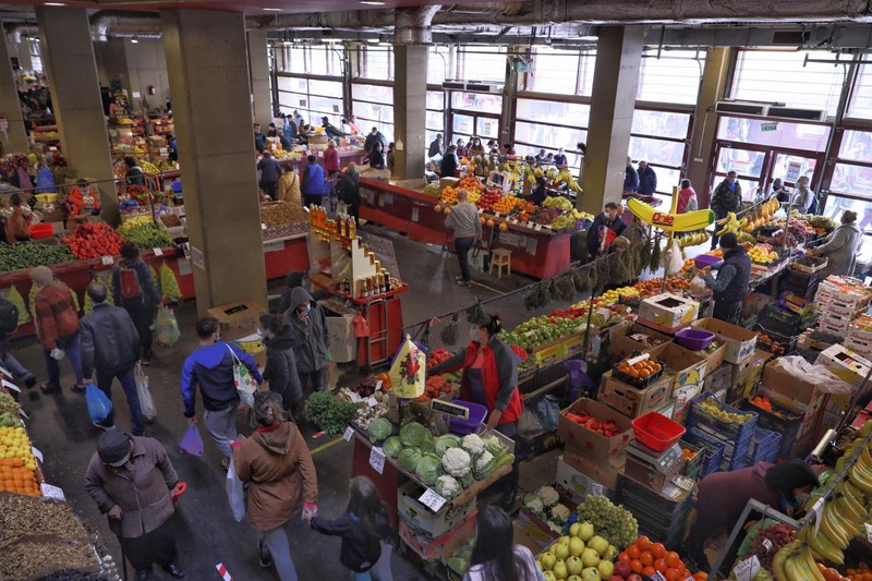 Piața Obor arată ca un supermarket cu tarabe. Foto: Eli Driu