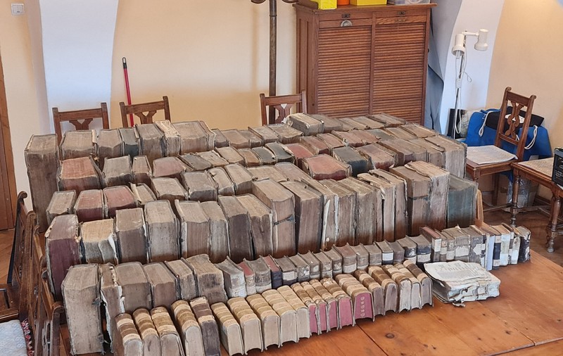 „Seamănă cu una dintre poveştile lui Indiana Jones”. Documente de 1.200 de ani, găsite în podul unei biserici din Mediaș