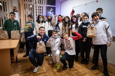 Bradul făcut de clasa a VI-a C va fi donat „paznicului lor preferat”