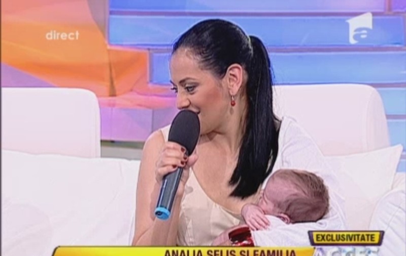Analia Selis: "Ne oprim la doi copii"