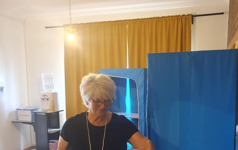 Imagini cu românii care au votat în diaspora la alegerile prezidențiale. Cel mai vârstnic alegător are 100 de ani