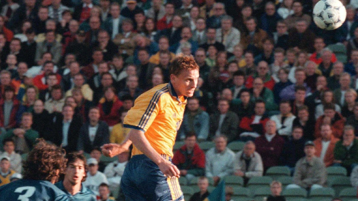 Kennet Andersson, călăul naţionalei de fotbal a României de la World Cup '94, este campionul Suediei la veterani, la săritura în înălţime