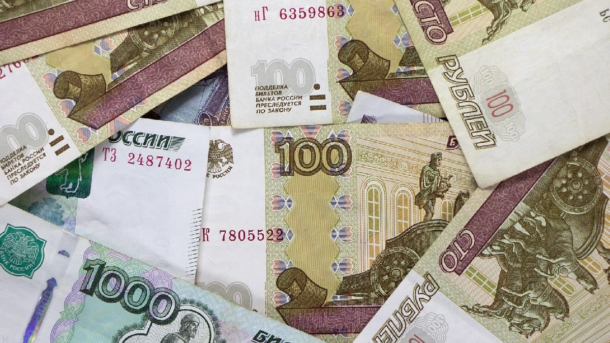 mai multe bancnote de rublă rusească