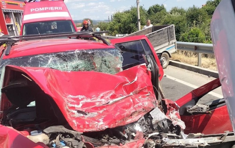 Doi adulți au murit și un copil a ajuns de urgență la spital după ce mașină în care se aflau a fost strivită de un autocar