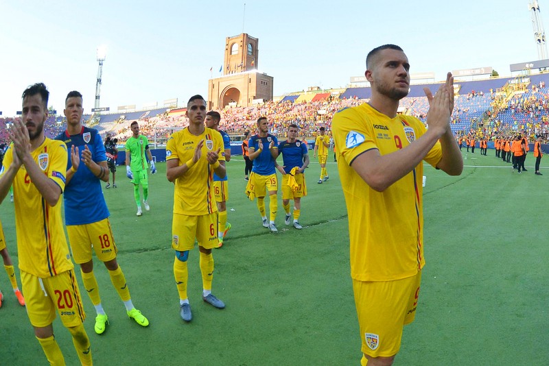 Tricolorii mici, în frunte cu Pușcaș, la finalul jocului de la Bologna