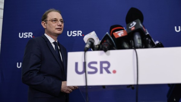 Premierul desemnat Luca Niculescu după discuțiile și consultările de la sediul USR. Sursa foto: Vlad Chirea / Libertatea