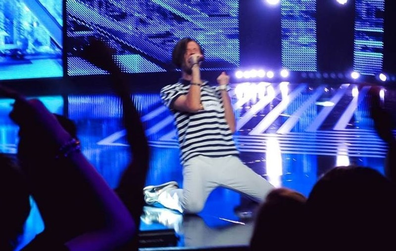 UPDATE | Un concurent de la X Factor, RĂNIT în explozia din clubul Colectiv! Mama acestuia e în lacrimi