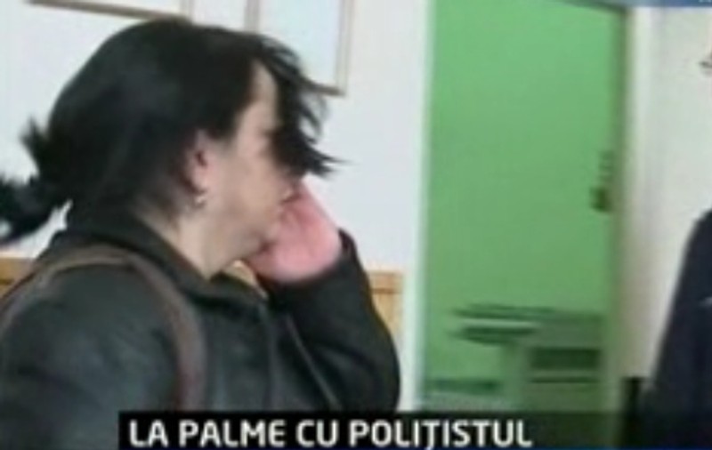 Profesoara care a pălmuit un poliţist, exclusă din învăţământ
