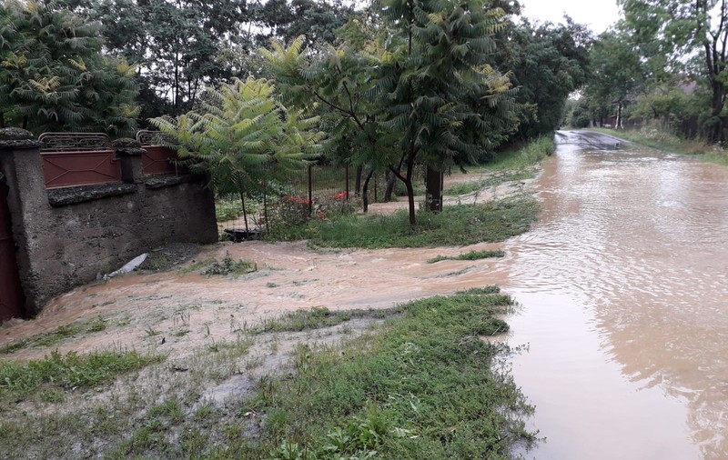 Mai multe gospodării din zona Făgărașului au fost inundate. Doi bolnavi au fost evacuați din case de către pompieri/ VIDEO&FOTO
