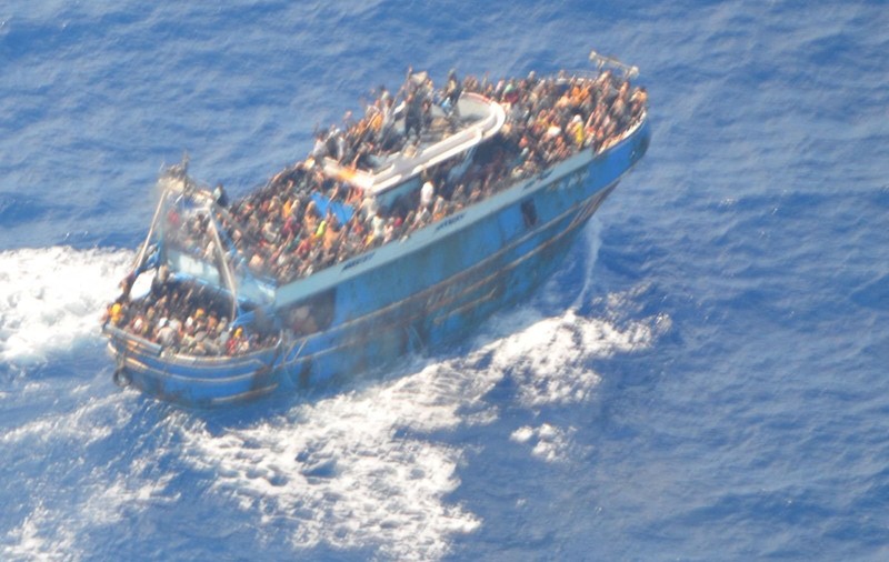 Supraviețuitorii tragediei din Mediterană spun că frânghia aruncată de garda de coastă a Greciei a provocat naufragiul navei cu migranți