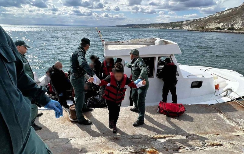 O navă cu 38 de migranți ce se îndrepta spre România a rămas fără combustibil în Marea Neagră. Salvați de Paza de Coastă bulgară