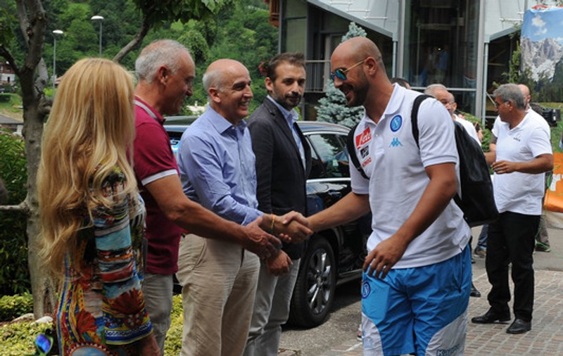 Serie A. Napoli a ajuns la Dimaro Folgarida, pentru primul cantonament. Vlad Chiricheș lipsește din lot. Există, totuși, un român! / GALERIE FOTO & VIDEO