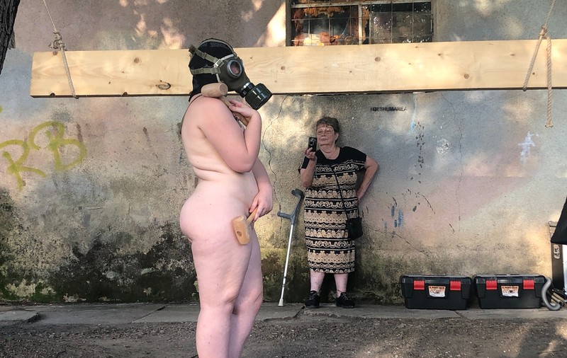 VIDEO/ O fată goală care bate toaca și un tablou cu WC aurit, homosexuali și Iisus Hristos. Un nou eveniment șocant marca Baraka Artist, după scandalul cu vulpea jupuită expusă în Centrul Vechi al Capitalei