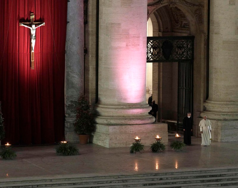 VIDEO | Papa Francisc a condus procesiunea “Calea Crucii” din Vinerea Sfântă. Pentru al doilea an la rând evenimentul din Piața Sfântu Petru are loc fără credincioși