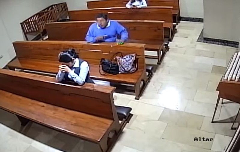 I-a furat telefonul unei femei în biserică. La plecare, hoțul s-a oprit să se închine
