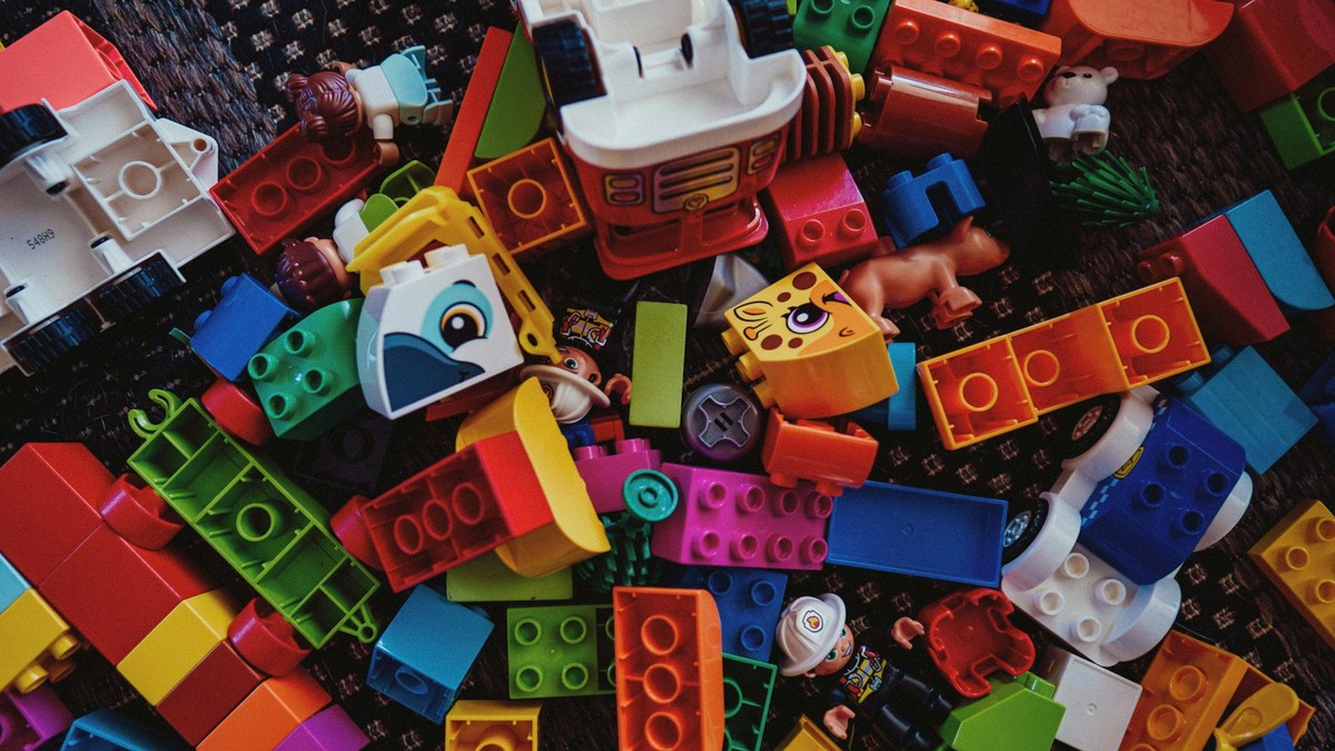 Piese lego colorate intr-o gramada
