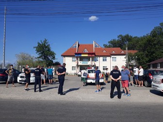 Poliţiştii locali au discutat cu protestatarii