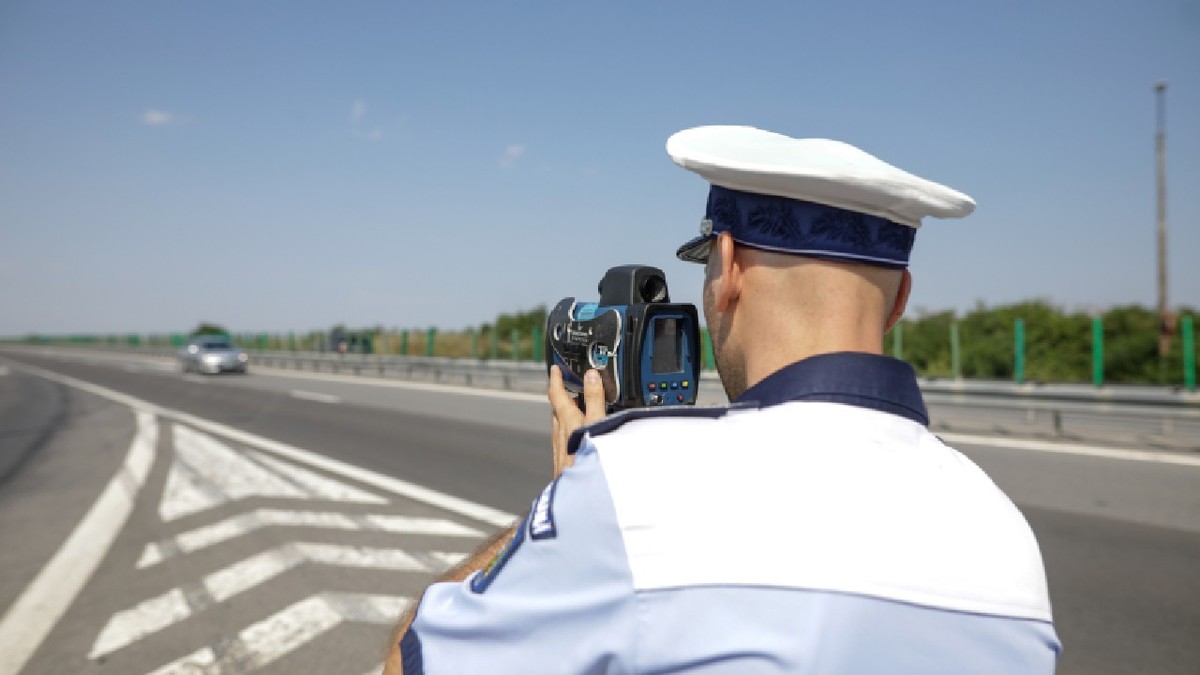 Autostrada 2 București - Constanța, România - 10 august 2021: Un agent al Poliției Rutiere din România folosește un radar de viteză.