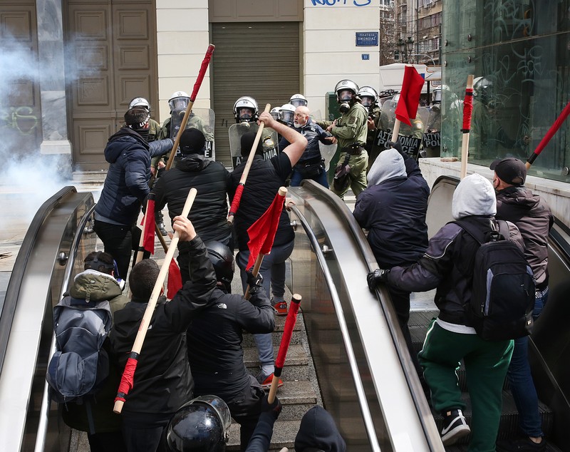 Noi proteste violente la Atena, după catastrofa feroviară. Premierul grec, scuze către popor: „Nu ar trebui să ne ascundem în spatele erorilor umane”