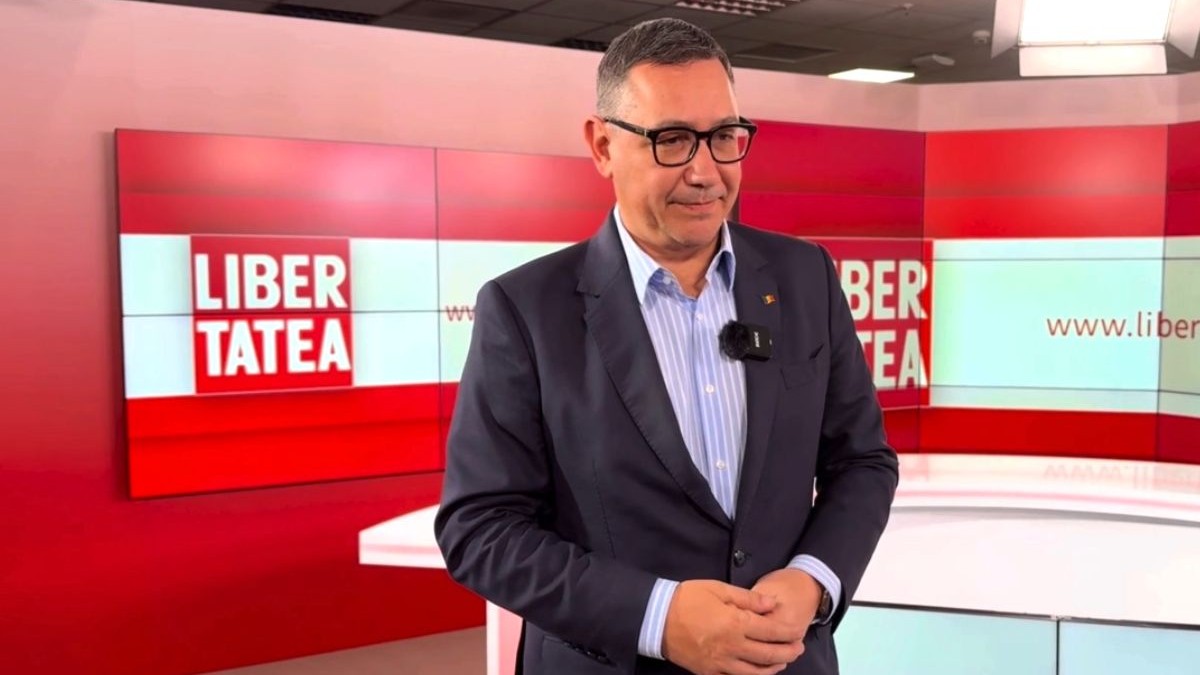 Victor Ponta, îmbrăcat în costum, în studioul Libertatea, pe 19 martie 2025