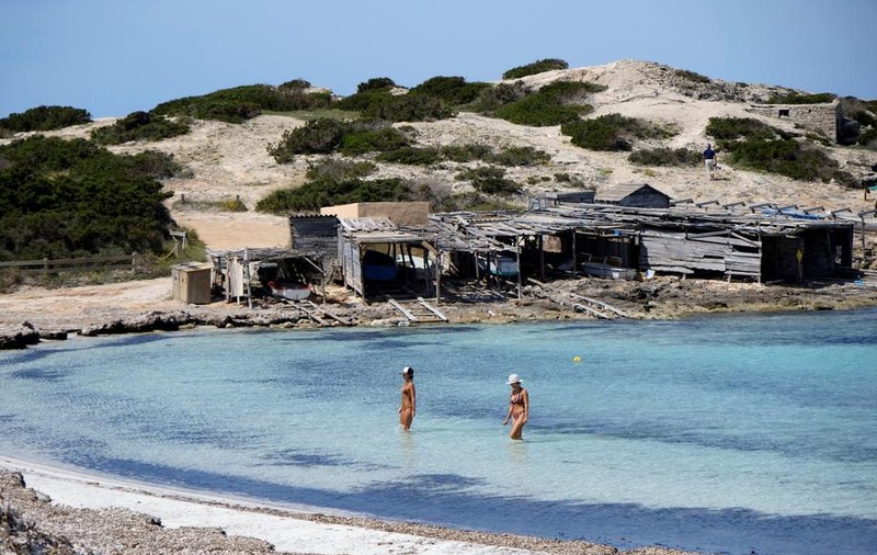 Insula Formentera a fost redeschisă azi. Pasagerii, testați pentru virus înainte de îmbarcare