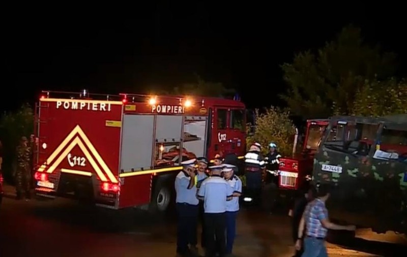 UPDATE: Camionul în care au murit cei trei militari în județul Argeș, scos din prăpastie