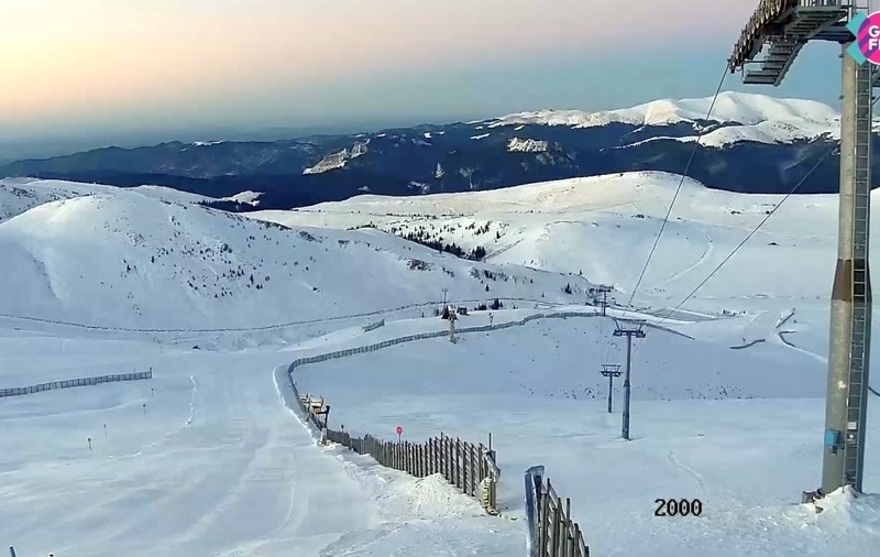 Sute de oameni au stat la coadă la telegondola din Poiana Brașov. La Sinaia se schiază doar la cota 2.000