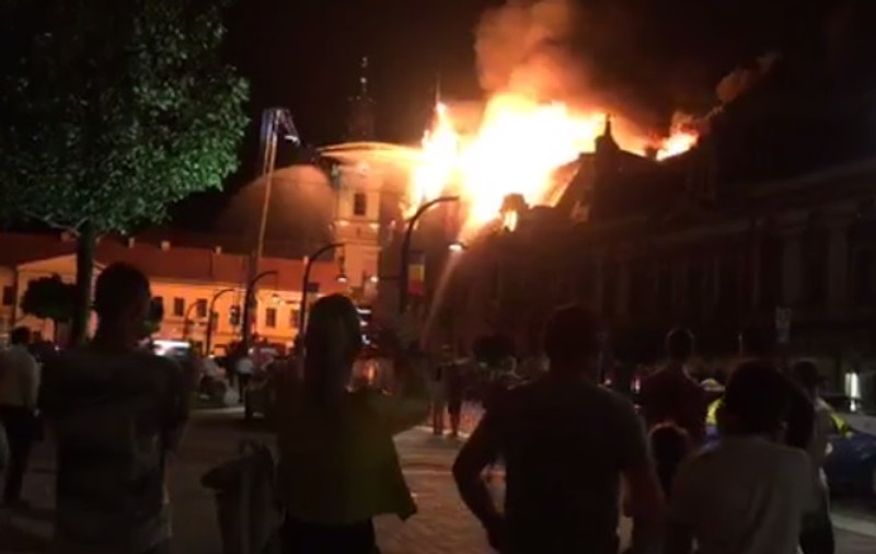 Controverse după incendiul din Oradea. Pompierii, acuzați că au fost depășiți de situație. Cum explică intervenția