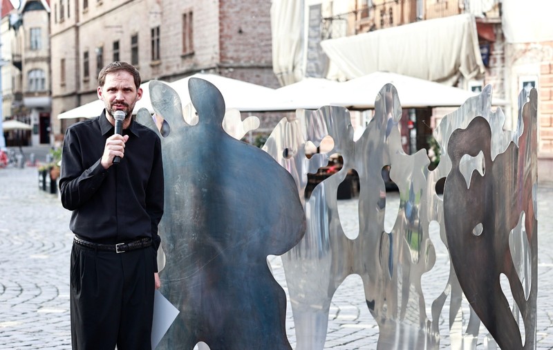 Sculptura Anului 2025, expusă în Piața Unirii din Timișoara, pentru un an: turiștii și localnicii vor putea admira „Together”, de Vlad Nancă