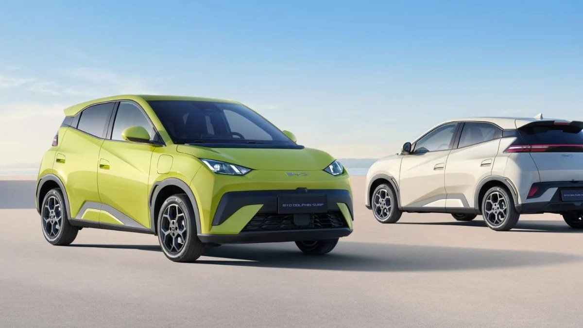doua masini hatchback una verde una alba pe un background minimalist modern