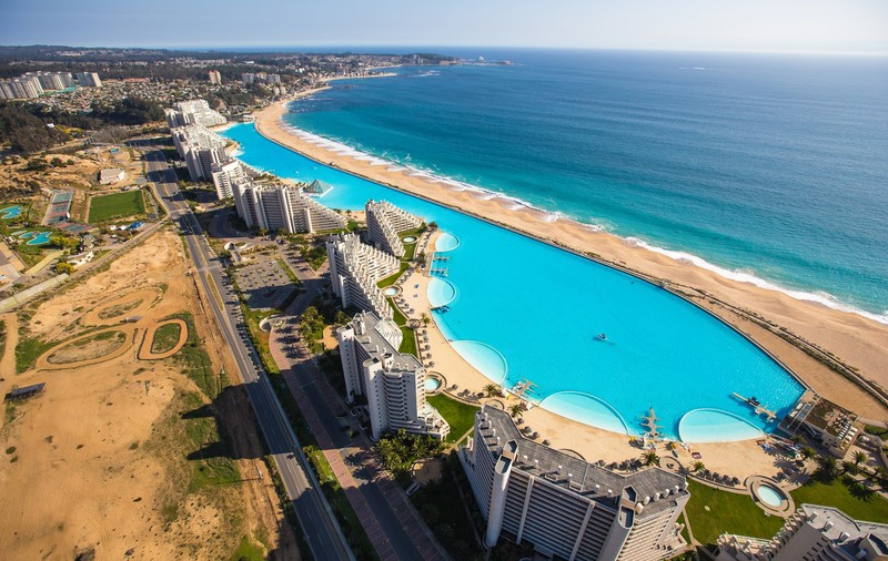 UAU! TE INVITĂM LA BĂLĂCEALĂ! CUM ARATĂ PISCINA de UN KILOMETRU, cea mai MARE DIN LUME?