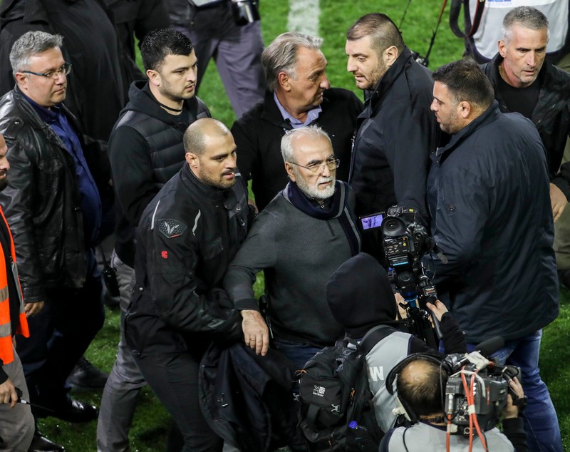Ce a spus Răzvan Lucescu despre incidentele de la meciul PAOK - AEK. ”Nu există în lumea civilizată să ţi se trimită gloanţe acasă” / GALERIE FOTO&VIDEO