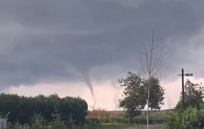 VIDEO | Tornadă de mici dimensiuni, surprinsă de localnicii din Constanţa