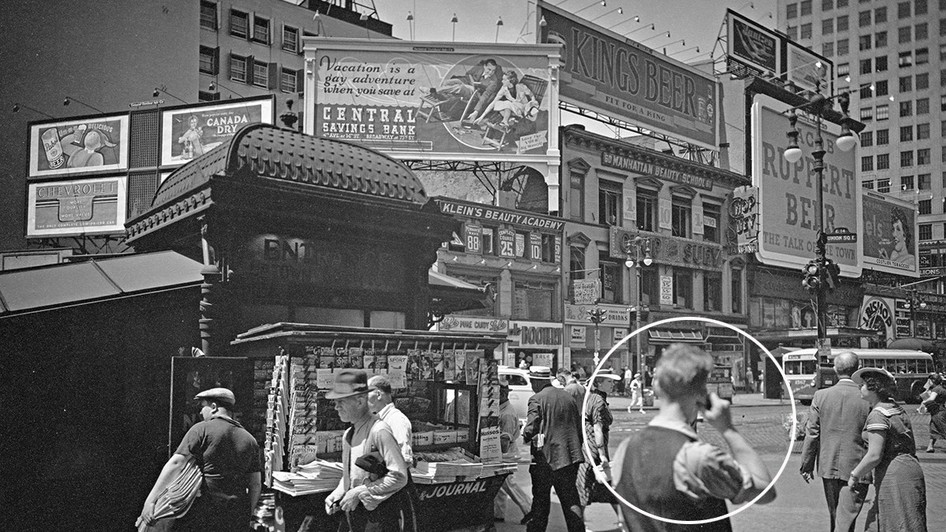 Bărbat în New York cu telefon mobil la ureche în 1936
