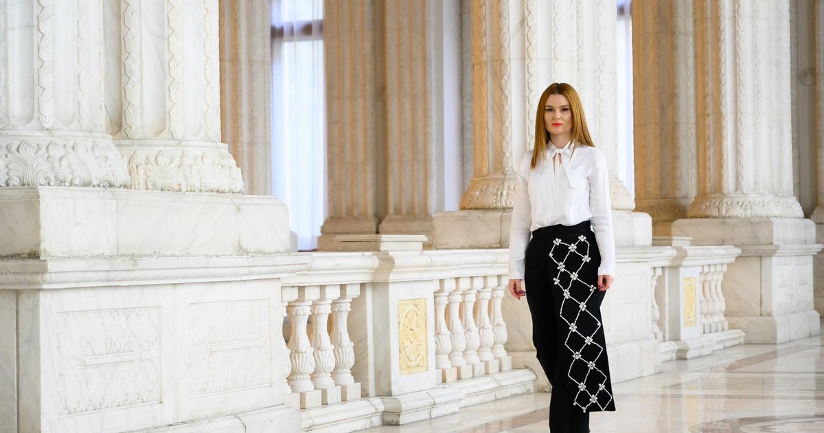 Simina Tulbure îmbrăcată într-un costum de inspirație tradițional românesc.