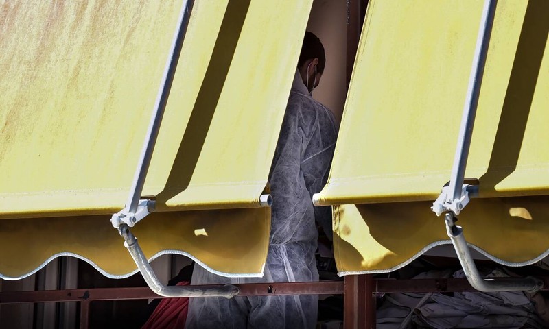 Criminaliștii, în camera în care a avut loc omorul. Foto: Athens Magazine