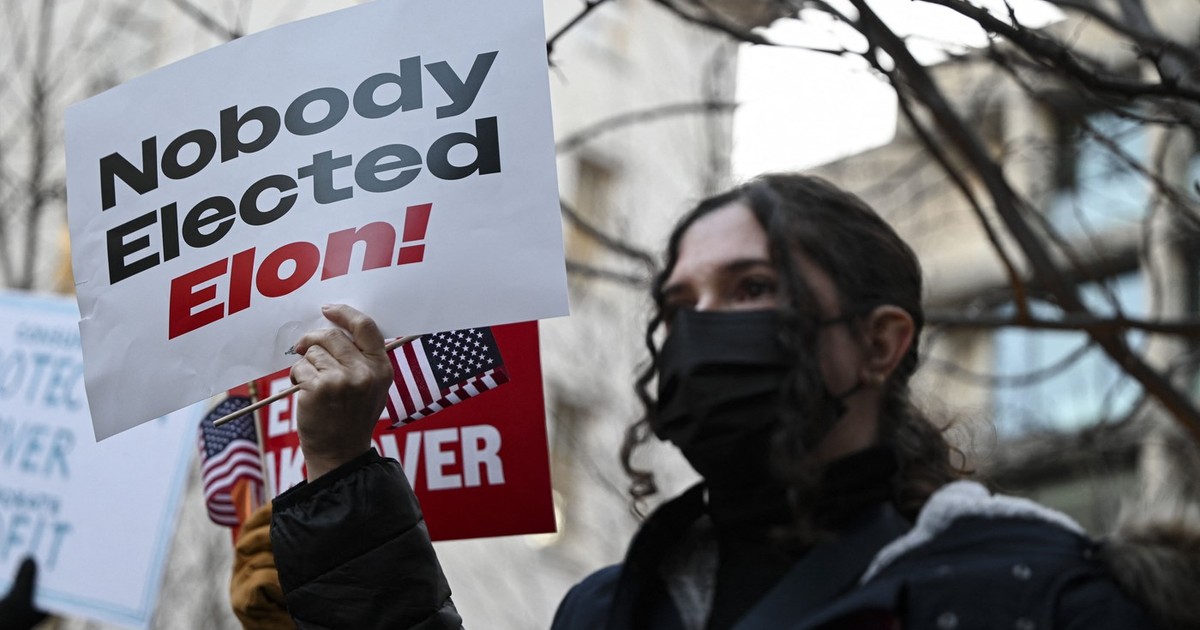 Protest la Washington D.C. față de acțiunile lansate de Elon Musk împotriva guvernului american Foto: Profimedia