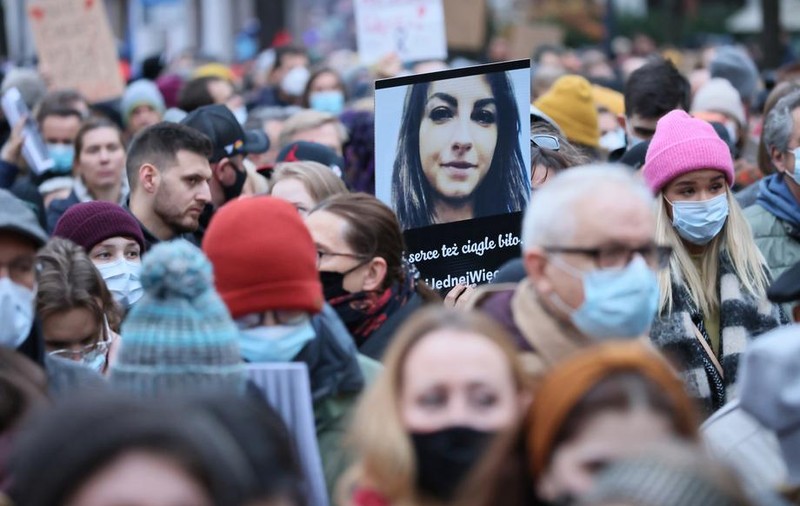 Interviu cu avocata care se ocupă de cazul morții femeii însărcinate din Polonia: „Deciziile medicilor au fost influențate de legea antiavort”